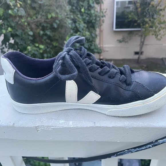 Veja Black & White Women’s Size 6 Sneakers - Picture 4 of 7